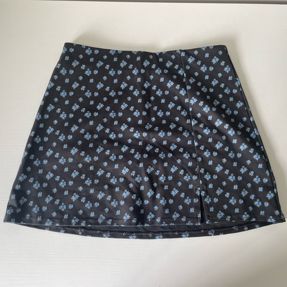 american eagle black blue floral ‘it knit’ floral mini skirt with leg slit NWT